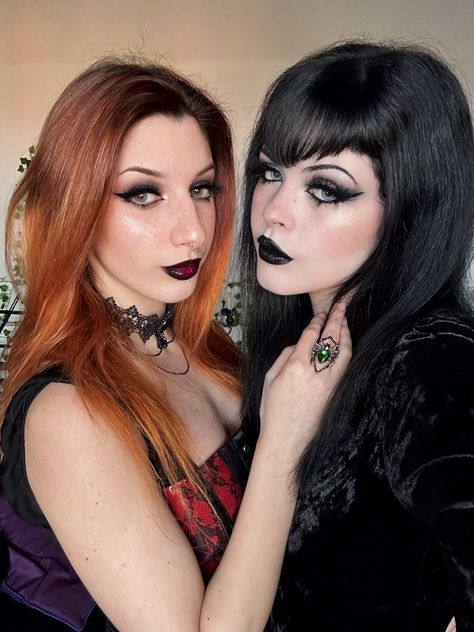 Vampire Lesbian, Wlw Halloween, Sapphic Vampire, Goth Lesbian, Lesbian Vampire, Vampire Girl, Gothic Vampire, Vampire Girls, Vampire Costume