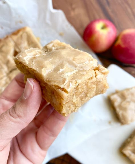 Maple Glazed Apple Blondies Peanut Butter Cheesecake Bars, Toffee Dip, Apple Blondies, Maple Icing, Apple Pie Bars, Apple Glaze, Apple Bars, Apple And Peanut Butter, Peanut Butter Cheesecake