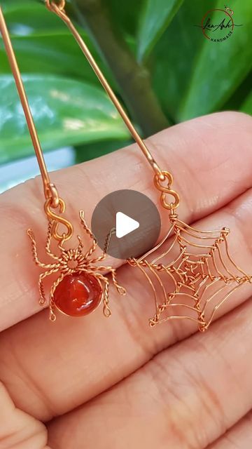 Spider Jewelry Diy, Beaded Spiders How To Make, Wire Wrapped Spider, Holiday Jewelry Diy, Diy Spider, Beaded Bugs, Wire Spider, Taxidermy Jewelry, Spider Jewelry