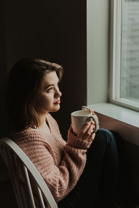 Window Photography, Coffee Shop Photography, Winter Portraits, Indoor Photography, Photographie Portrait Inspiration, Winter Photoshoot, Self Portrait Photography, Self Portrait Poses, Selfie Poses Instagram