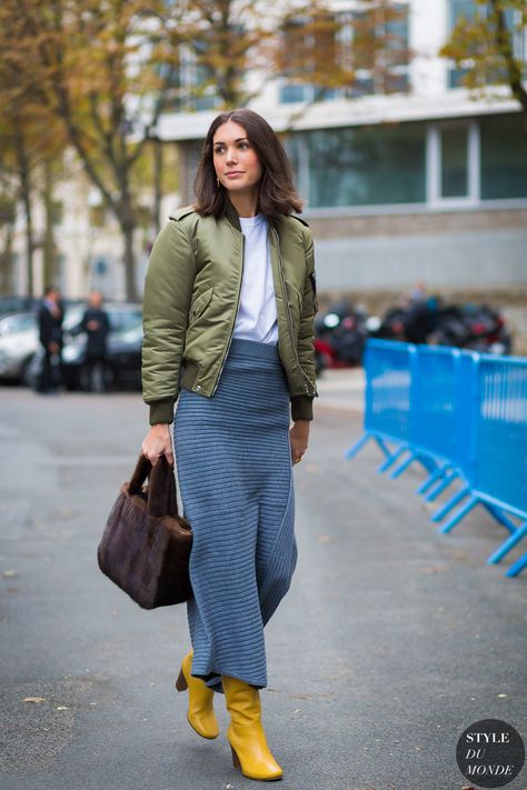 Paris SS 2017 Street Style: Diletta Bonaiuti How To Have Style, Walking Down The Street, Style Casual Chic, Yellow Boots, Street Style 2017, Fashion Photography Inspiration, 2017 Fashion Trends, Trending Boots, Street Fashion Photography