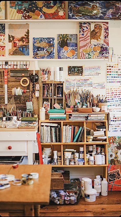 Home Paint Studio, Small Art Studio At Home, Art Studio Set Up, Art Corner Studio, Apartment Art Studio, Messy Art Studio, Art Studio Bedroom, Art Room Ideas, Art Room Aesthetic