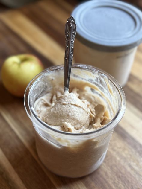 Apple Butter Ice Cream Family Recipe Ideas, Chocolate Gravy, Banana Bread Loaf, Lemon Poppyseed Bread, Making Ice Cream, Butter Ice Cream, Ice Cream Yogurt, Homemade Soups, Caramel Desserts