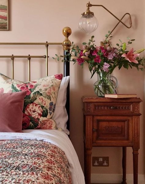 Little Women Bedroom, Flat Bedroom, Countryside Decor, Amazing Interiors, Women Bedroom, Retro Bedrooms, Cute Diy Room Decor, From Movie, London Flat