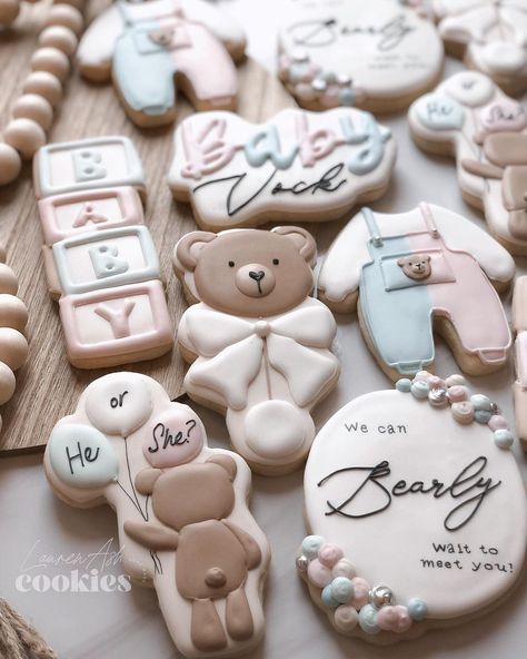 𝐋𝐀𝐔𝐑𝐄𝐍 𝐀𝐒𝐇 𝐂𝐎𝐎𝐊𝐈𝐄𝐒 on Instagram: “He or She? What will baby be..? You’ll actually find out in another post. 😆 This customer requested half the cookies with the gender…” He Or She Cookies, Lauren Ash, Gender Reveal Cookies, Baby Shower Treats, Sugar Cookie Designs, Bear Theme, He Or She, Cookie Designs, Gender Reveal