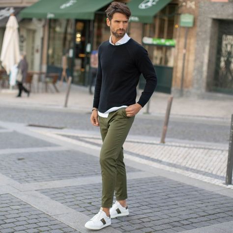 Dark Green Chinos Outfit Men, Green Chinos Outfit Men, Green Chino Outfit Men, Outfit Pantalon Verde, Mens Casual Work Clothes, Khaki Pants Outfit Men, Green Chinos Men, Green Shoes Outfit, Olive Pants Outfit