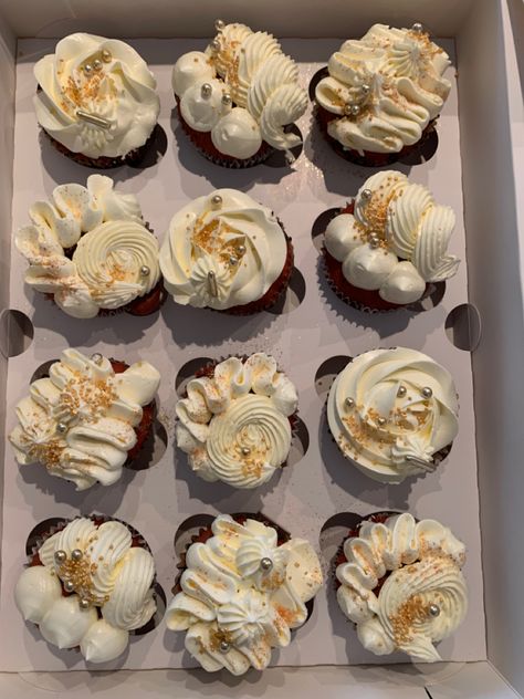 Decorated with white buttercream and golden sprinkles. #redvelvet #cupcakes #cupcakeideas #cupcakestagram #redvelvetcupcakes Cupcakes With Gold Dust, Cupcakes With White Frosting, Golden Oreo, White Buttercream, White Frosting, Velvet Cupcakes, Red Velvet Cupcakes, Birthday Idea, Gold Dust