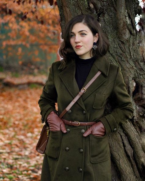 𝑩𝒆𝒕𝒉𝒂𝒏𝒚 | 𝑽𝒊𝒏𝒕𝒂𝒈𝒆 𝑬𝒏𝒕𝒉𝒖𝒔𝒊𝒂𝒔𝒕 🍂🤍 (@my.ragtime.gal) • Instagram photos and videos Countryside Fashion, Green Wool Coat, Blazer Outfits For Women, Wool Winter Coat, Wool Coat Women, Military Coat, Long Wool Coat, Winter Mode, Wool Clothing