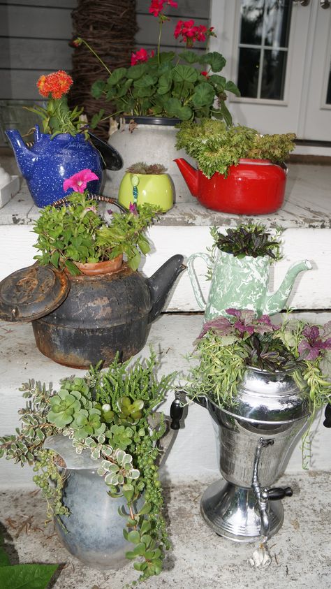 Coffee Pot Planter, Old Coffee Pots Repurpose, Teapot Garden, Upcycled Planters, Old Tea Pots, Boot Planter, Junk Garden, Logo Garden, Upcycled Planter