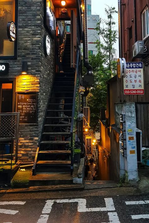 10 BEST THINGS TO DO HONGDAE [SEOUL] Hongdae Aesthetic, Hongdae Street, Seoul Museum, Seoul Aesthetic, Hongdae Seoul, Korea Cafe, Visit Korea, Seoul Cafe, Seoul Street