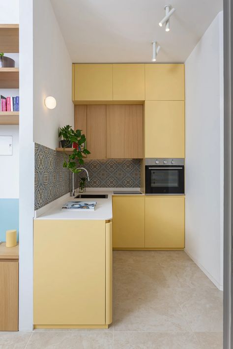 This Tiny Home in Milan Shows that You Can Live Happily Within 323 Square Feet | Architectural Digest Maximize Small Space, Ad Magazine, Tiny Spaces, Tiny House Interior, Mini Kitchen, Little Kitchen, Tiny Apartment, Dining Nook, Small Flat