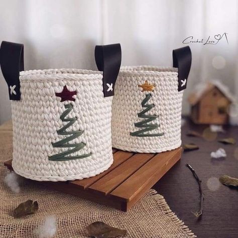 Crochet Basket Christmas, Christmas Crochet Basket, Crochet Christmas Basket, Beginners Crochet Patterns, Crochet Basket Patterns, Basket Flowers, Basket Patterns, Crochet Coffee Cozy, Christmas Basket