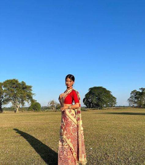 ig.jimpimoron95 Mekhela Chador Aesthetic, Mekhela Chador, Aesthetic Dp, Saree Pose, Iphone Wallpaper Music, Wallpaper Music, Name For Instagram, Happy Birthday Frame, Saree Poses