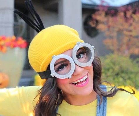 Bee-Do, Bee-Do! 5 Awesome DIY Minion Halloween Costumes from 'Despicable Me' « Halloween Ideas Diy Goggles, Despicable Me Halloween, Diy Minion Costume, Minion Goggles, Minion Classroom, Minion Dress, Minion Costume, Most Popular Halloween Costumes, Diy Minions