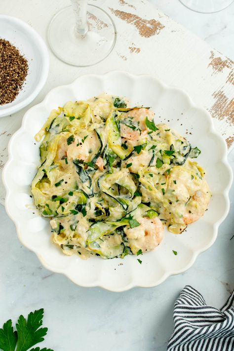 Tagliatelle de courgette avec une sauce très crémeuse et de crevettes fondantes. Pinot Grigio, Food Tips, Gnocchi, Sans Gluten, Sauce, Tagliatelle