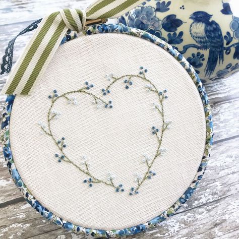 Embroidery Hoop Art Tutorial, Diy Embroidery Flowers, Wreath Embroidery, Embroidery Hoop Art Diy, Embroidery Stitches Beginner, Fleurs Diy, Embroidery Hearts, Embroidery Stitches Tutorial, Embroidery Patterns Vintage