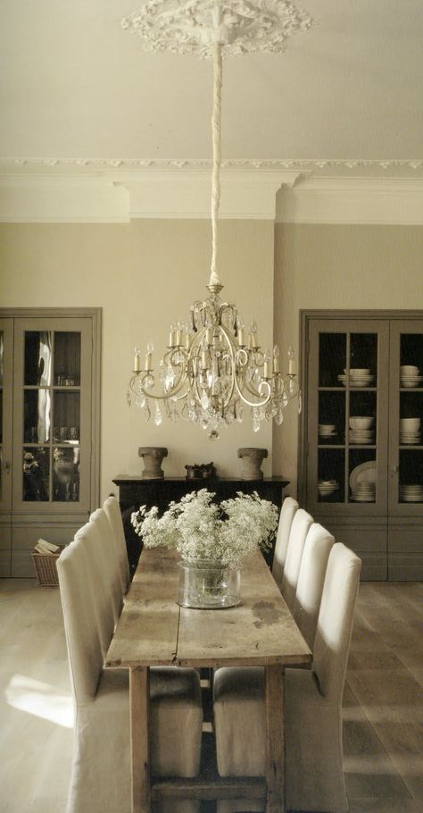 mixing plank table, antique chandelier, slip chairs. Pared back elegance. Modern Country Style, Country Dining Rooms, Style At Home, Room Table, Home Fashion, 인테리어 디자인, Dining Room Decor, Fine Dining, Dining Room Table