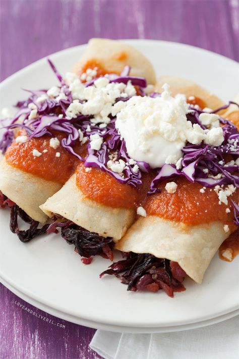 Hibiscus Flower Enchiladas — Have you ever used dried flowers in place of meat? (Click on image for recipe) via @Lindsay Landis (Love & Olive Oil) Hibiscus Recipes, Hibiscus Recipe, Edible Flowers Recipes, Mexican Appetizers, Enchilada Recipes, Flower Food, Hibiscus Flower, Adobo, Edible Flowers