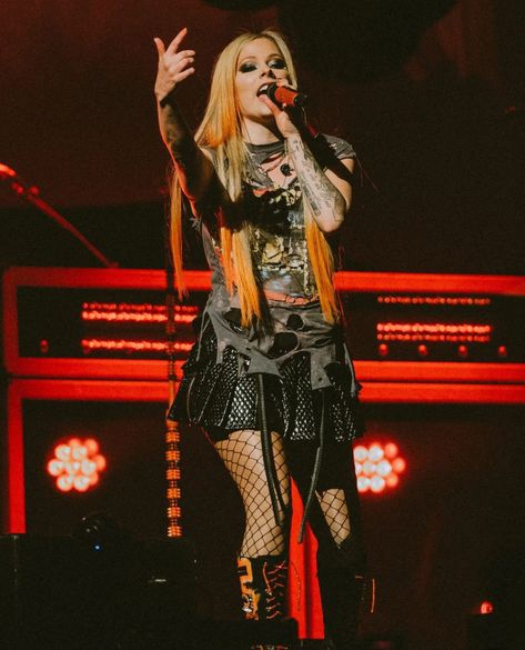 Punk Rock Concert Outfit, Avril Lavigne Outfits, Avril Lavigne Aesthetic, Gothic Icon, Mainstream Sellout, Pop Punk Aesthetic, Concert Outfit Rock, Female Rock Stars, Accessories Gothic