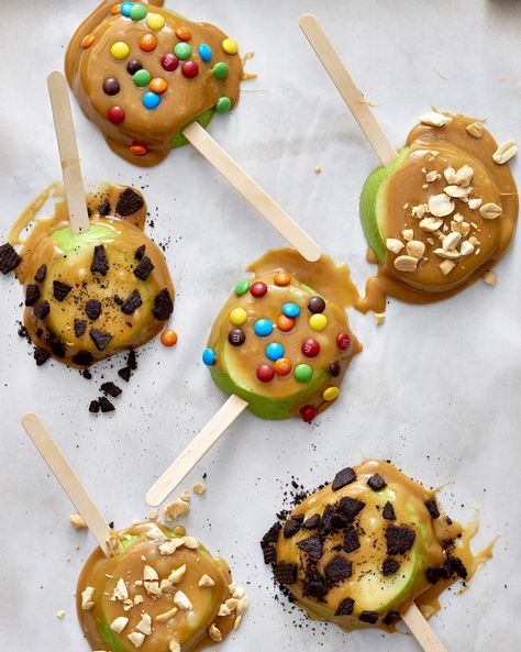 Recipe: Last-Minute Caramel Apples | Kitchn Fall Game Night, Carmel Desserts, Movie Drive In, Caramel Candy Apples, Caramel Apple Bar, Diy Caramel, Vegan Apple Crisp, Apple Bar, Caramel Apple Bars