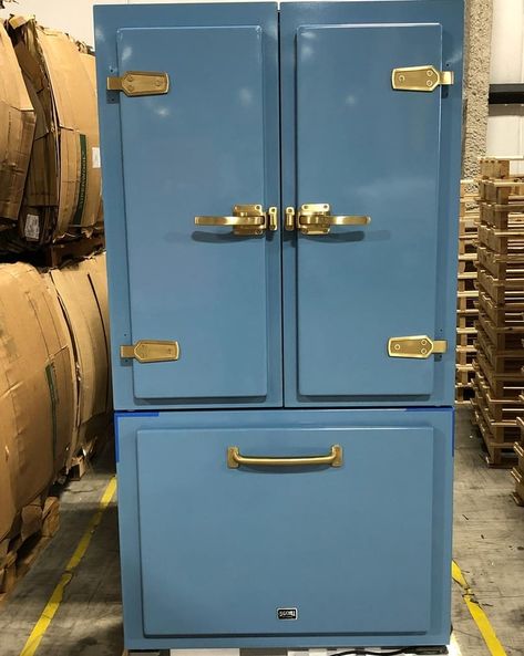 Big Chill on Instagram: “Classic Fridge in French Blue with brushed brass ready to be shipped. #ontheline ⁣ ⁣ What do you think of this look? ⁣ ⁣ Drop a 💙 in the…” Industrial Chic Kitchen, Smart Fridge, Industrial Chic Design, Retro Appliances, Big Chill, Classic Kitchen, French Blue, Industrial Chic, Brushed Brass