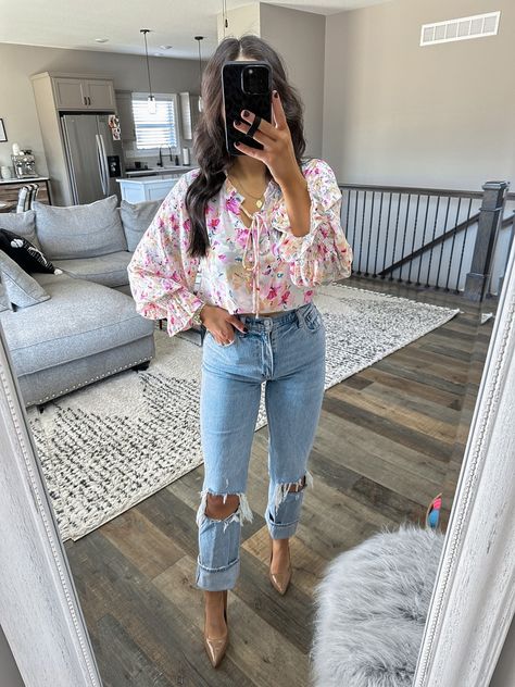 Married Date Night Outfit, Spring Girls Night Out Outfit, Brunch Looks Springtime, April Date Night Outfit, Straight Leg Jeans Date Night Outfit, Jeans And Wedges Outfit Spring, Cold Spring Date Night Outfit, Paint Night Outfit, Comedy Show Outfit Night Spring