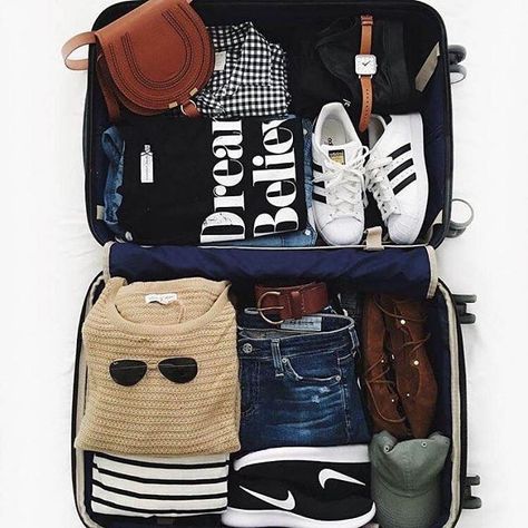 The Flat Lay Co. (@theoriginalflatlayco) • Instagram photos and videos Weekend Trip Packing, Travel Outfit Spring, Chloe Crossbody Bag, Pack For A Trip, Packing Bags Travel, Outfits Comfy, Packing Essentials, Holiday Packing, Suitcase Packing