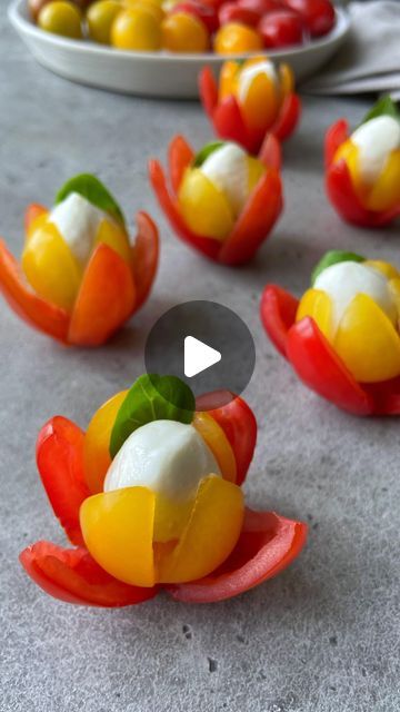 Floral Appetizers, Tomato And Mozzarella Appetizer, Red Appetizers, Decorative Appetizers, Tomato Decoration, Basil Appetizers, Cute Appetizers, Cherry Tomato Appetizers, Food Presentation Ideas