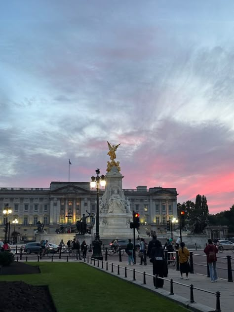 London Aesthetic Buckingham, Pink London Aesthetic, England Travel Aesthetic, Bucking Ham Palace, Buckingham Palace Aesthetic, Summer In London Aesthetic, United Kingdom Aesthetic, Britain Aesthetic, London Life Aesthetic