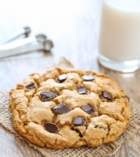 This single, giant cookie is full of peanut butter flavor and studded with chocolate chunks. It’s just five ingredients and flourless. The other day I was craving a cookie. A single, giant cookie. So I made this. MY LATEST VIDEOS This cookie is super peanut buttery. Like a container of creamy peanut butter collided with … Morning Snacks, Haylie Pomroy, Flourless Peanut Butter Cookies, Flourless Cookies, Butter Substitute, San Diego Food, Single Serve Desserts, Giant Cookie, Quick Easy Desserts