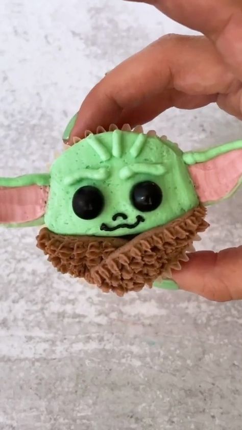 baby_yoda_for_president on Instagram: Wow I would love to eat this! #babyyoda #babyyodacake #grogu Grogu Cupcakes, Baby Yoda Cupcakes, Cute Cake Decorating Ideas, Yoda Cupcakes, Cute Cake Decorating, Cupcakes Decoration Easy, Star Wars Dessert, Easy Cupcakes Decoration, Yoda Cake