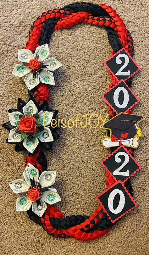 Senior Leis Diy, High School Graduation Leis, Graduation Lei Ideas For Boys, Senior Leis, Graduation Lay, Candy Leis For Graduation, Money Leis For Graduation Diy, Graduation Lei Ideas, Graduation Gifts For Boyfriend