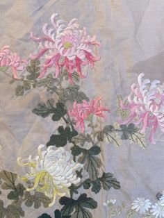 Chinese Silk Embroidery, Chrysanthemum Painting, Japanese Paintings, Chinese Embroidery, Beadwork Embroidery, Chinese Silk, Nice Colors, Hand Embroidery Flowers, Silk Ribbon Embroidery