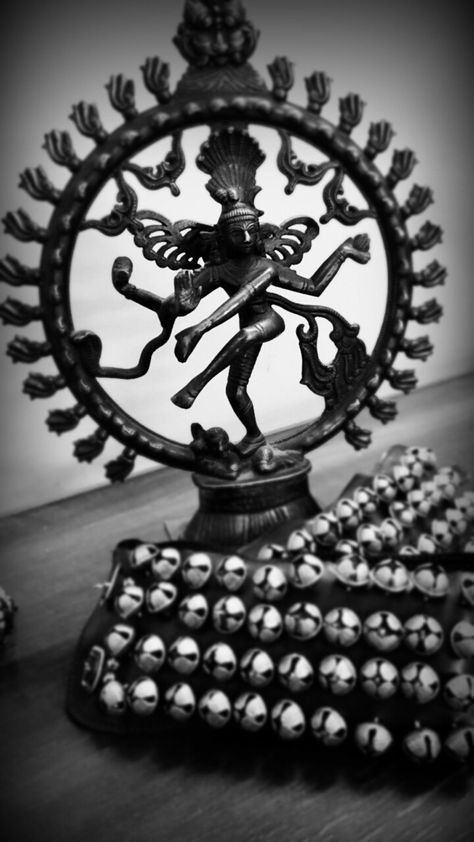 Natraj Wallpaper Hd, Nataraja Aesthetic, Classical Dance Wallpaper Aesthetic, Natraj Aesthetic, Bharatnatyam Wallpaper, Bharatnatyam Dancer Aesthetic, Classic Dance Photography, Dance Aesthetic Bharatanatyam, Bharatanatyam Aesthetic Wallpaper