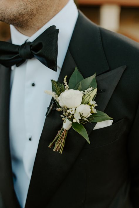 Green Boutonniere, Simple Wedding Bouquets, White Boutonniere, Groomsmen Boutonniere, Hoco Hair Styles, Rose Boutonniere, Bridal Bouquet Flowers, Prom Flowers, Groom Boutonniere