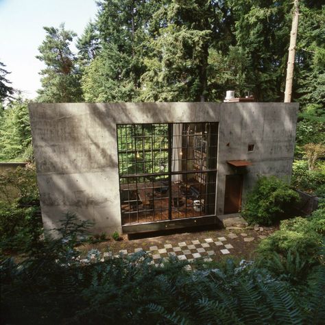 A Filmmaker's Unique House 2 Concrete Cabin, Olson Kundig, Studio Build, Workshop Studio, Concrete Home, Backyard Office, Concrete House, Unique Houses, Global Design