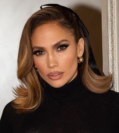 Jennifer Lopez's Hairstyle Gives Romantic Beauty Looks a Thumbs Up Jennifer Lopez Lob Haircut, Jlo Curly Hair, Jlo Short Hair, Red Carpet Makeup Looks, Jennifer Lopez Makeup, Jlo Hair, Jennifer Lopez Hair, Red Carpet Makeup, Cigars And Women