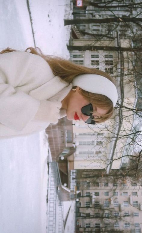 Ny Fashion Winter, Old Money Snow Outfits, Headband Winter Outfit, Winter Headbands Hairstyles, Winter Headbands Outfit, Aesthetic Snow Outfits, Snow Edits, Winter Outfit Snow, Winter Outfits Snow