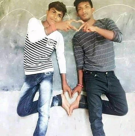 Awkward Duo Poses, Funny Photo Poses For 2 Friends, Best Friends Photos Funny, Star Pose Group, Duo Poses Reference Drawing Friends, Funny Photos To Recreate With Your Bff, 2 Person Base Pose, Cringey Couple Pictures, Group Chat Photo Ideas