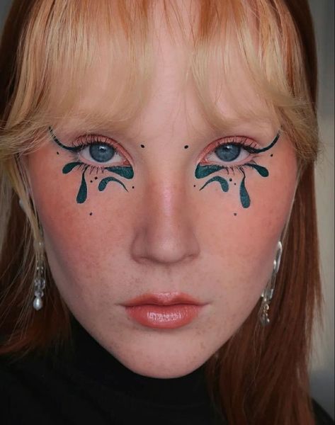 Funky Face Paintings, Elaborate Eye Makeup, Fun Wedding Makeup Looks, Fun Eye Makeup Hooded Eyes, Men’s Editorial Makeup, Creative Colorful Makeup, Cool Eyeliner Looks Hooded Eyes, Fun Liner Looks, Funky Makeup Looks Creative