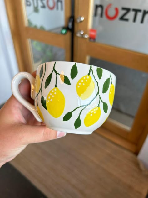 Yellow Pottery Painting Ideas, Lemon Pottery Painting, Pottery Painting Bee Mug, Lemon Mug Design, Ceramic Painting Coffee & Tea Cups, Glaze Paint, Cerámica Ideas, Keramik Vase, Pottery Painting