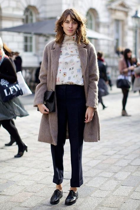 Alexa street chic Brogues Outfit, Alexa Chung Street Style, Tomboy Stil, Women Oxfords, Grey Fur Coat, Alexa Chung Style, Parisienne Chic, Fresh Outfits, Street Style Winter