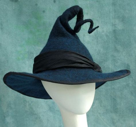 Créez un chapeau de sorcière en feutre ! - Tendance Feutre Tiffany Aching, Witchs Hat, Felt Witch, Felt Witch Hat, Steampunk Couture, Tall Hat, Black Witch Hat, Witches Hat, Black Witch