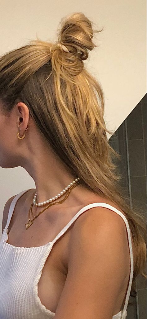 White top/pearls/pearl necklace/blonde hair/ gold jewellery Blond Girls, Top Pearl, Golden Jewelry, Bad Idea, Girls Necklaces, Girls Wear, Blonde Girl, Gold Jewellery, White Top