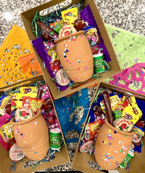 Mexican Candy Basket Gift Ideas, Mexican Candy Basket, Party Thank You Gifts, Mexican Party Favors For Adults, Mexican Theme Party Favors, Mexican Gifts Ideas, Fiesta Goodie Bags, Mexican Gift Basket Ideas, Mexico Themed Party Decoration