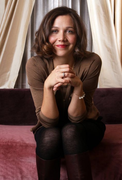 Cutie-pie Maggie Gyllenhaal eyefucks you in lipstick + pantyhose Gyllenhaal Maggie, Olivia Taylor Dudley, Maggie Gyllenhaal, Love Your Smile, Female Celebrities, Fashion Tights, Charlize Theron, Gal Gadot, Hair Today