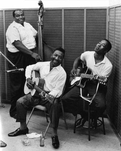 Willie Dixon, Muddy Waters, and Buddy Guy making some music in the studio at Chess Records in Chicago, ca. 1964. Chess Records, Willie Dixon, Buddy Guy, Best Guitarist, Blues Artists, Blues Brothers, Music Pics, Night Pictures, Muddy Waters