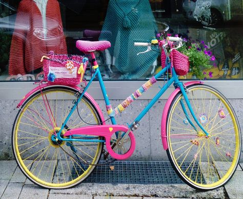 Bicycle Dog Carrier, Bicycle Decoration, Rainbow Bike, Bicycle Chic, Pink Bicycle, Biking Diy, Bicycle Decor, Bicycle Painting, Retro Bike