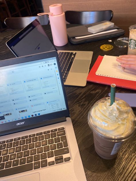 Starbucks Study Outfit, Study Date Outfit, Taylor Swift Starbucks, Romanizing School, Starbucks Date, Day Out Ideas, Study Outfit, Study Date, Studying Motivation