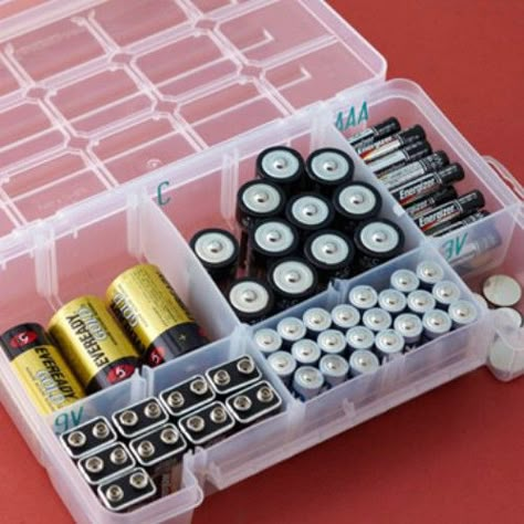 Store and organize batteries in a small tackle box. This is so simple and brilliant!! Dollar Store Organizing Ideas, Organize Life, Organization Station, Smart Tiles, Organisation Hacks, Dollar Store Organizing, Battery Storage, Tackle Box, Organizing Ideas